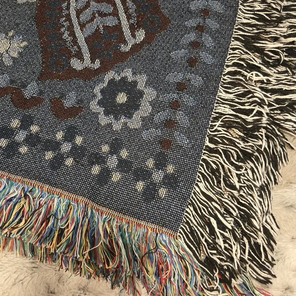 NATURAL LIFE Blue And Cream Woven Throw Blanket. - Picture 7 of 7